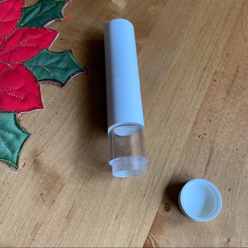 Refillable Powder Brush Dispenser - Picture 4 of 5